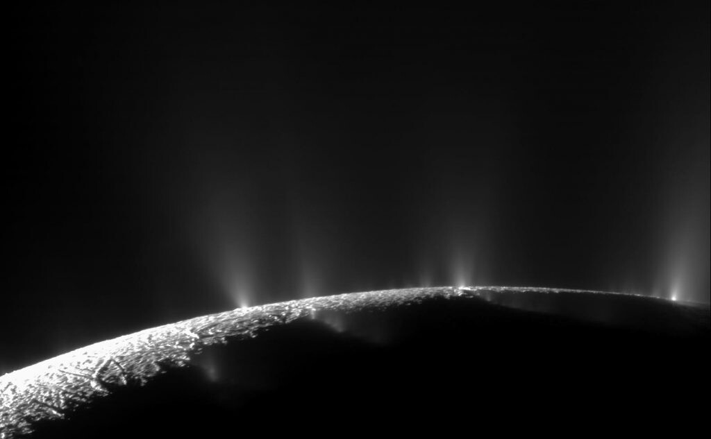 la vida en Encélado podría detectarse en los géiseres de su océano