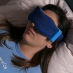 Mujer durmiendo con la máscara SomaSleep