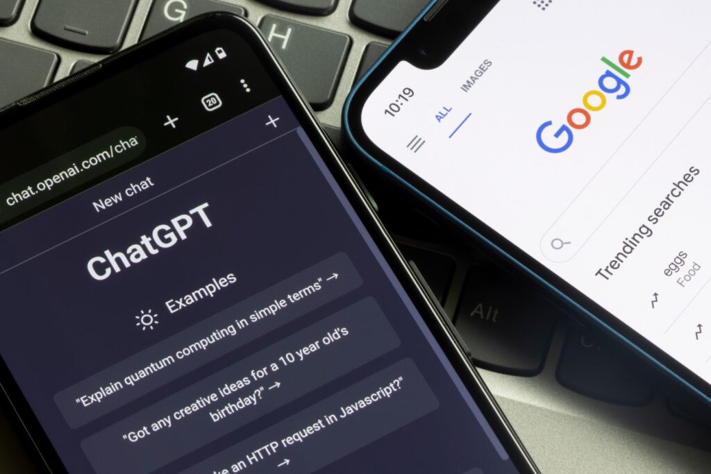  Dos móviles con ChatGPT y Google