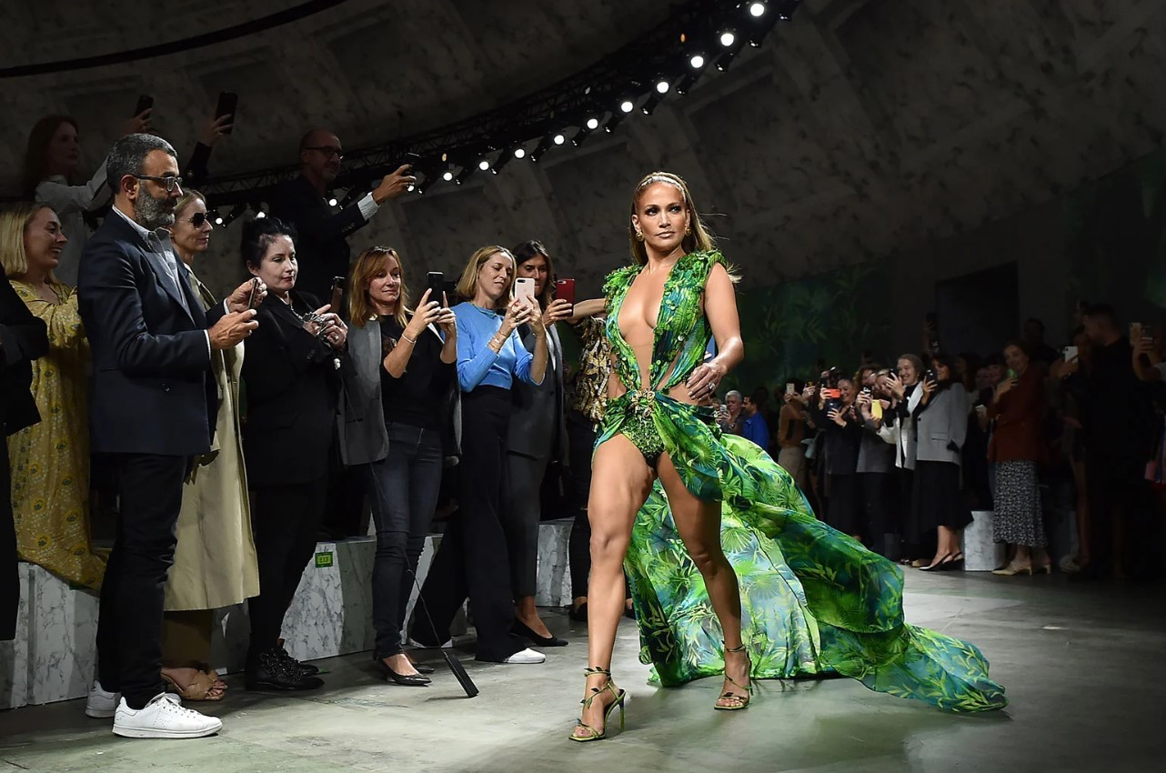 Jennifer Lopez con el vestido verde de nuevo en 2020