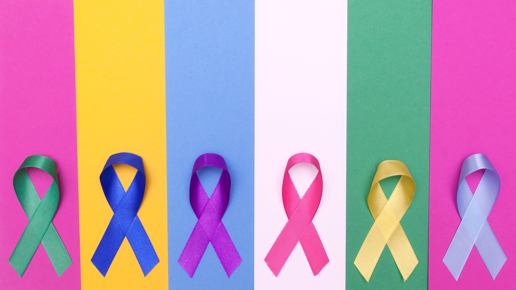 Lazos de colores que representan los diferentes tipos de cáncer