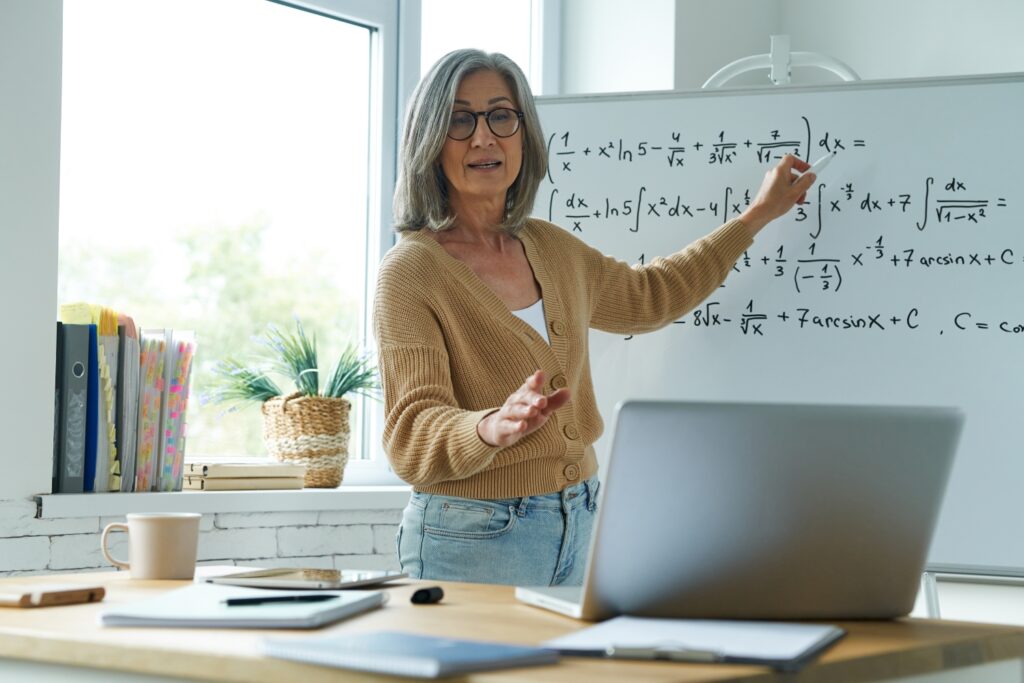Una mujer matemática presentando su proyecto