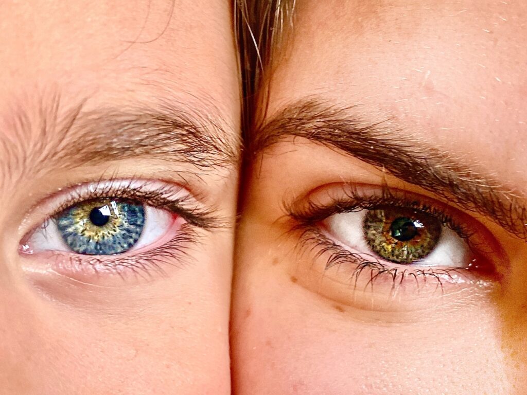 Cambiar el color de los ojos, la nueva moda estética