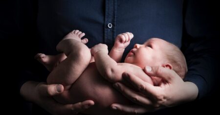 Nace el primer bebé de un útero trasplantado